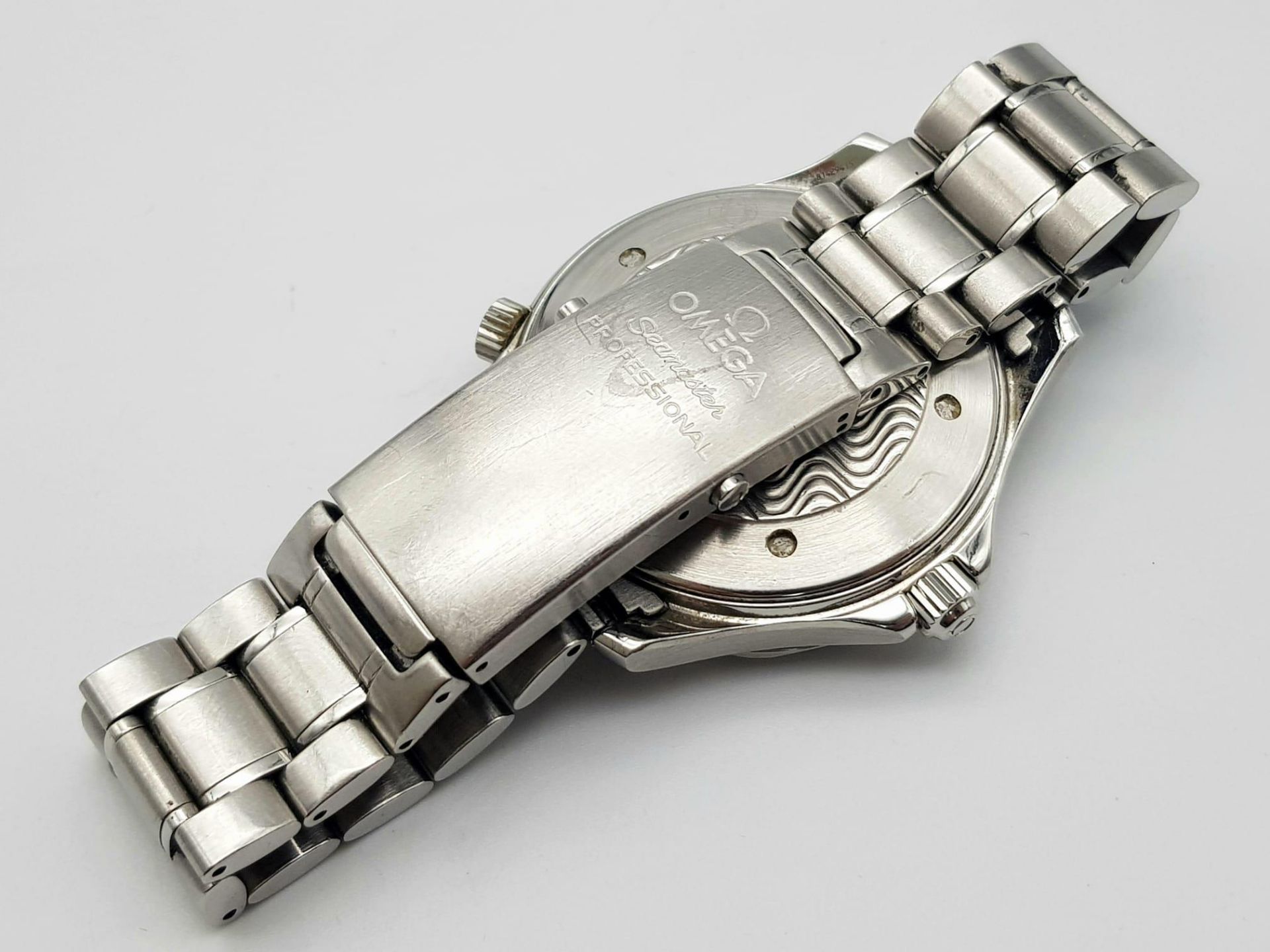 A Stylish Omega Seamaster Professional 300M Gents Watch. Stainless steel bracelet and case - 41mm. - Image 6 of 7