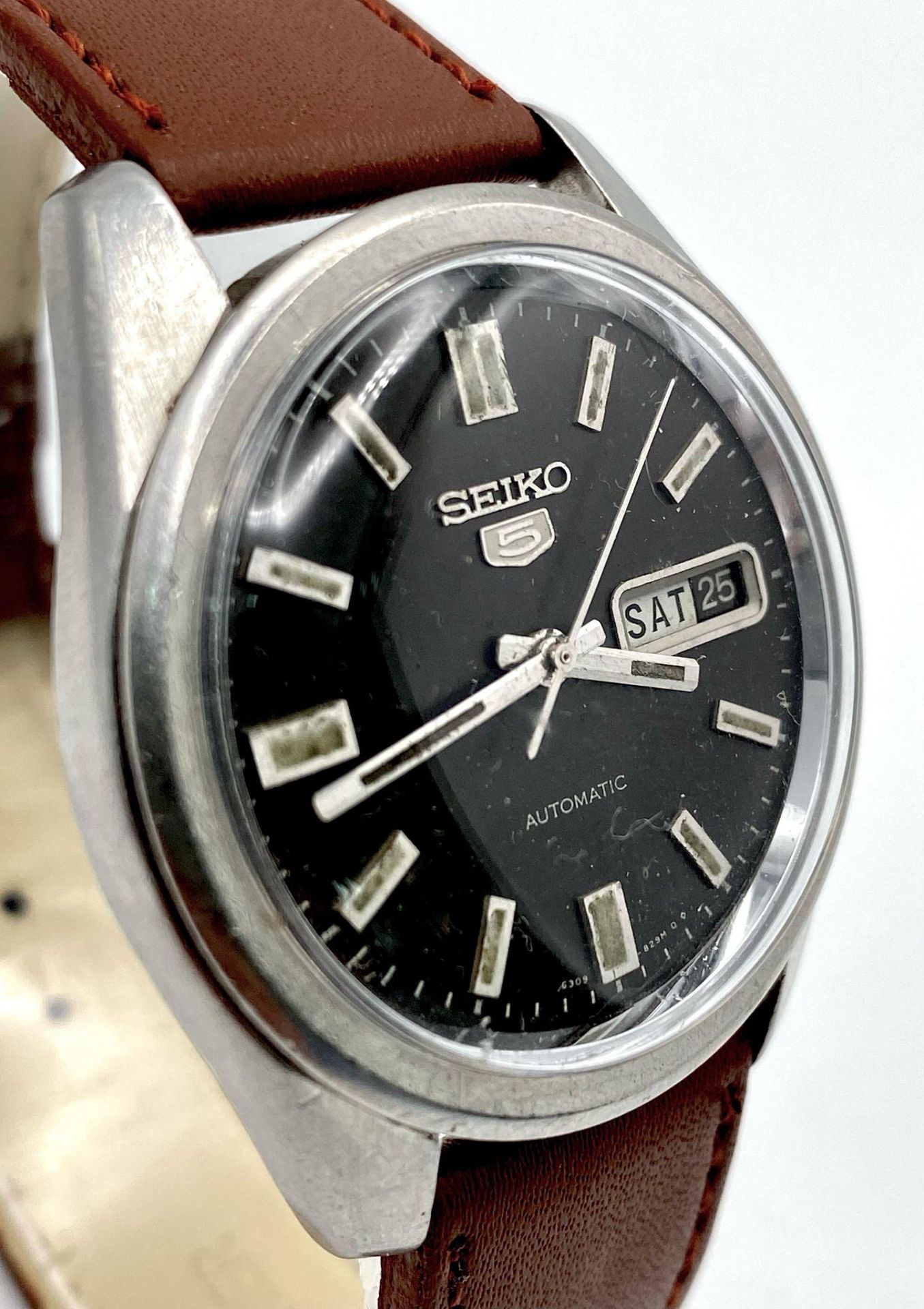 A Vintage Seiko 5 Automatic Gents Watch. Brown leather strap. Stainless steel case - 37mm. Dark grey - Bild 4 aus 7