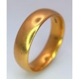 A 22K GOLD BAND RING . 6.6gms size M