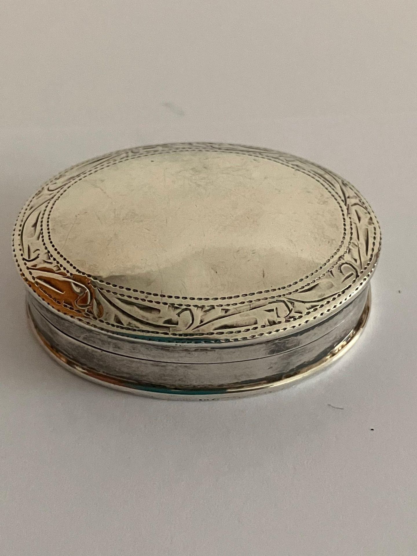 Vintage SILVER PILL BOX. Full hallmark. Oval form with patterned border.4 cm x 3 cm. Excellent - Bild 3 aus 3