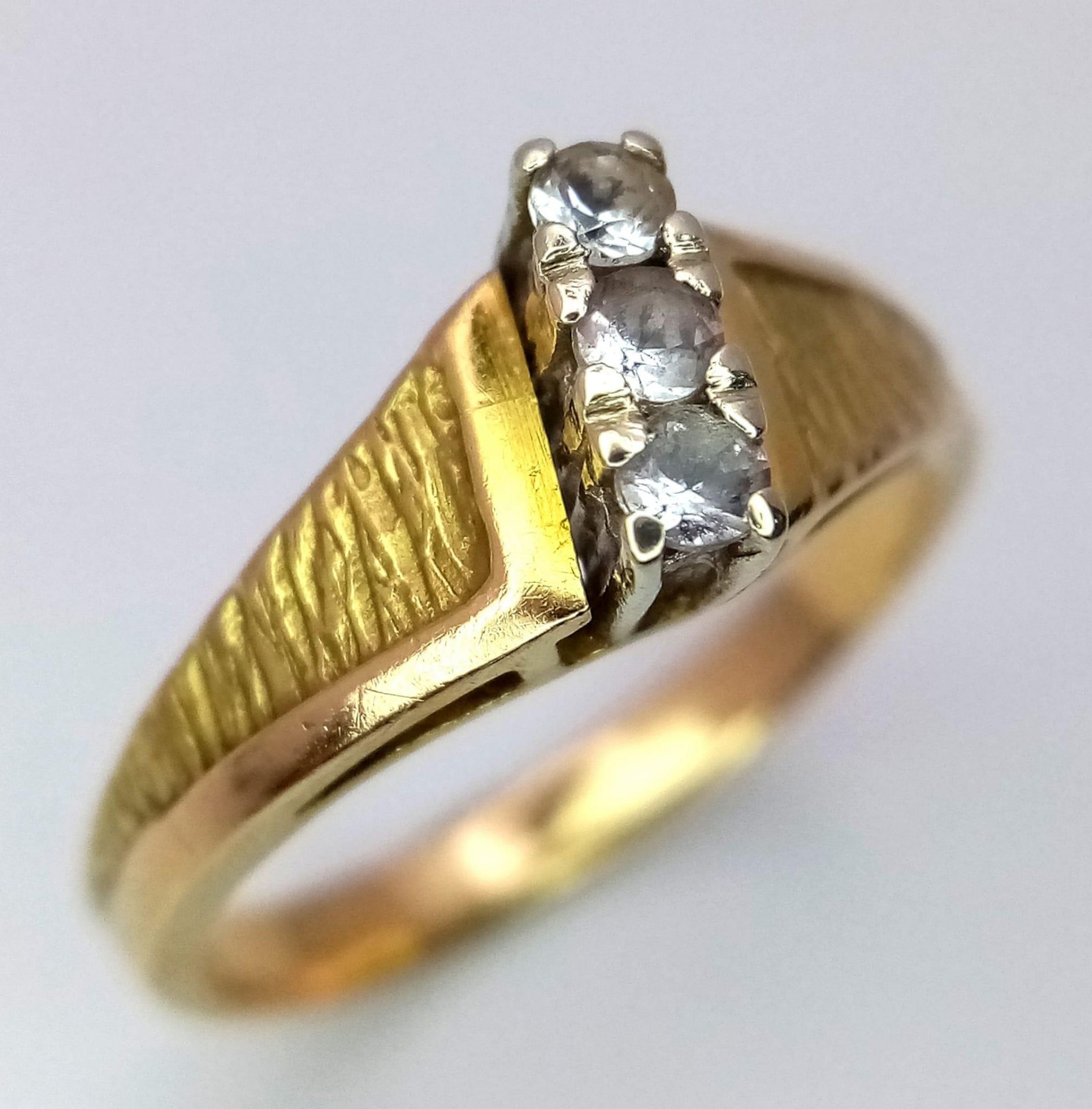 A 18K yellow gold vintage style CZ trilogy ring, 3.9g, size N, (cz:3x 2mm) ref: SH1257I - Bild 2 aus 4
