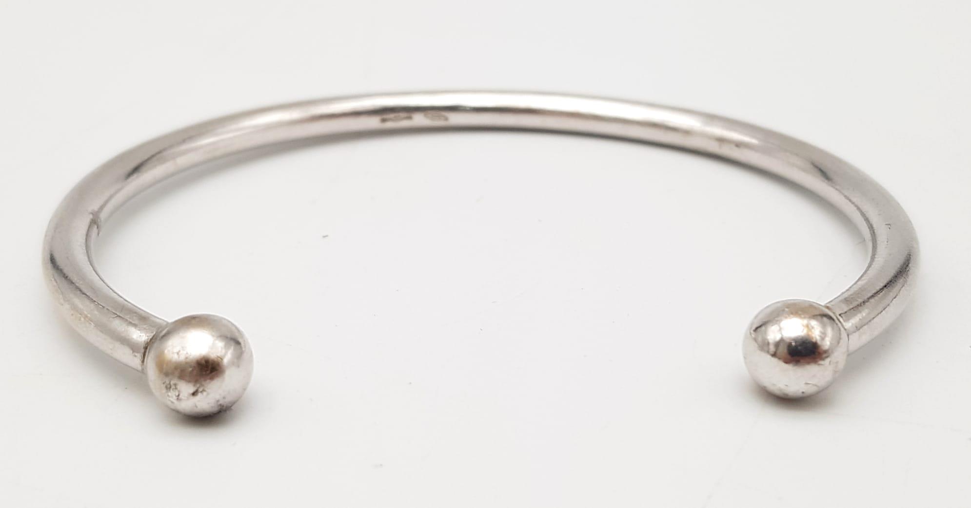 A 9K WHITE GOLD TORQUE BANGLE 21.6G SC 4001 - Image 3 of 5