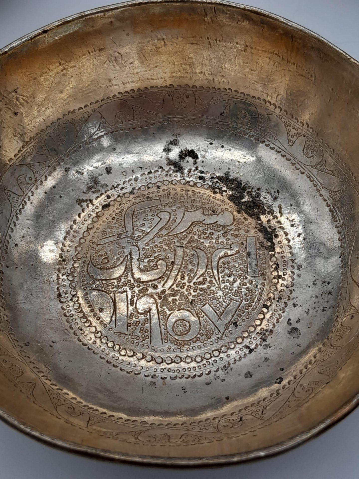A SET OF 6 800 SILVER ISLAMIC CEREMONIAL DISHES . 12cms DIAMETER 498gms - Image 3 of 4