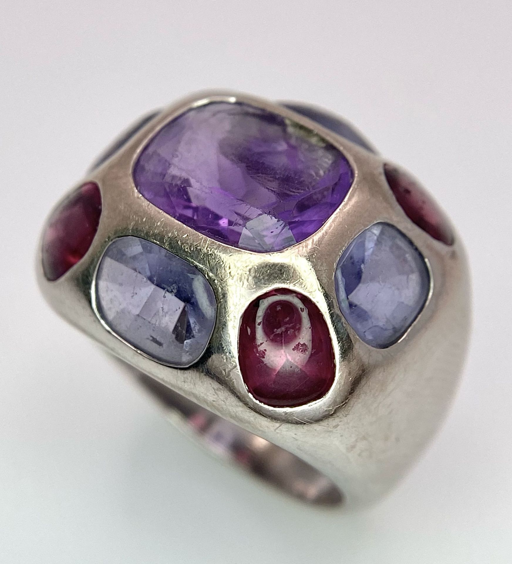 A Chanel Designer 18K White Gold and Amethyst and Garnet Ring. Rectangular cut central amethyst with - Image 2 of 13