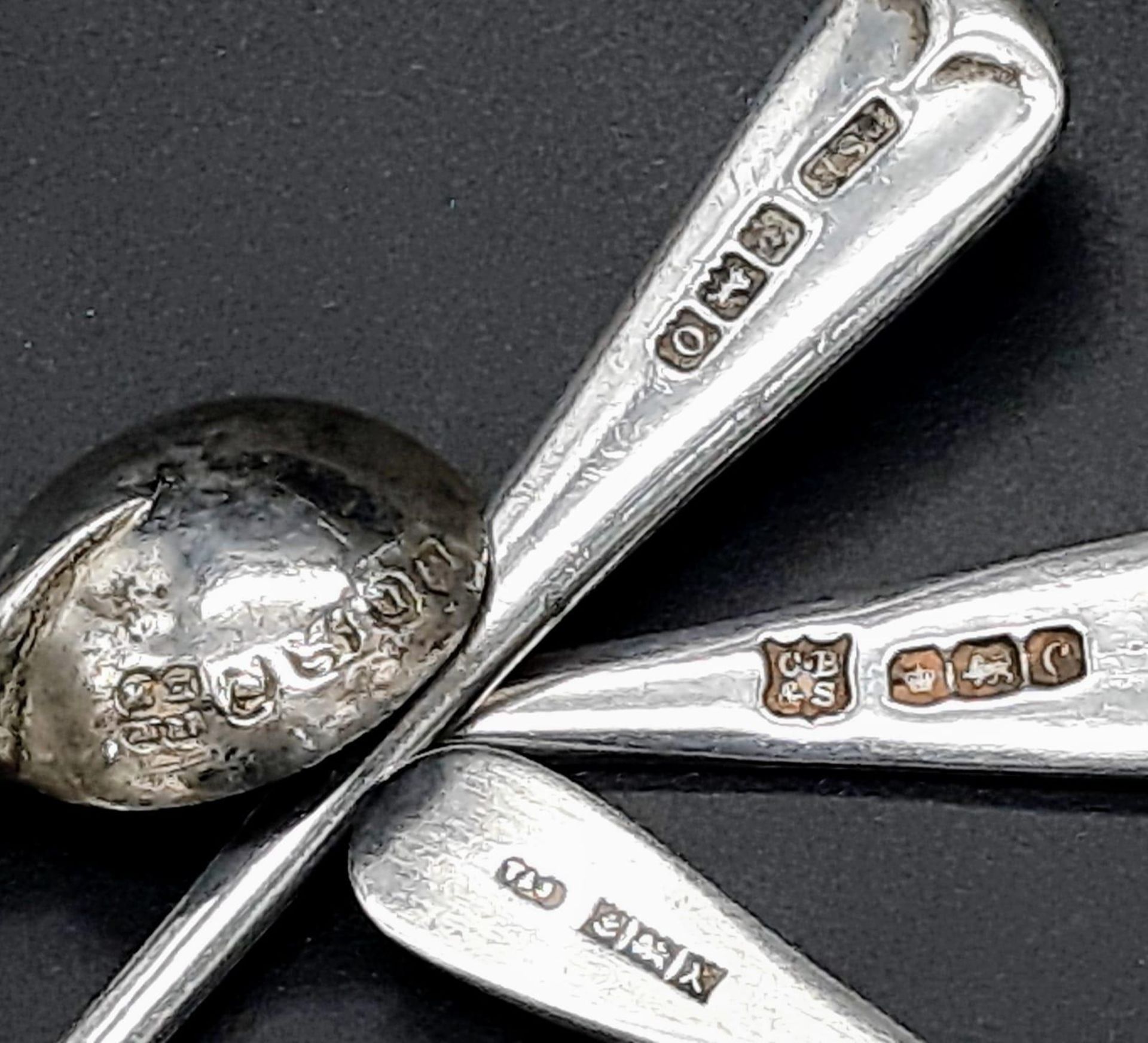 A collection of 4 antique sterling silver coffee spoons with various designs and lengths. 2 of - Image 3 of 3