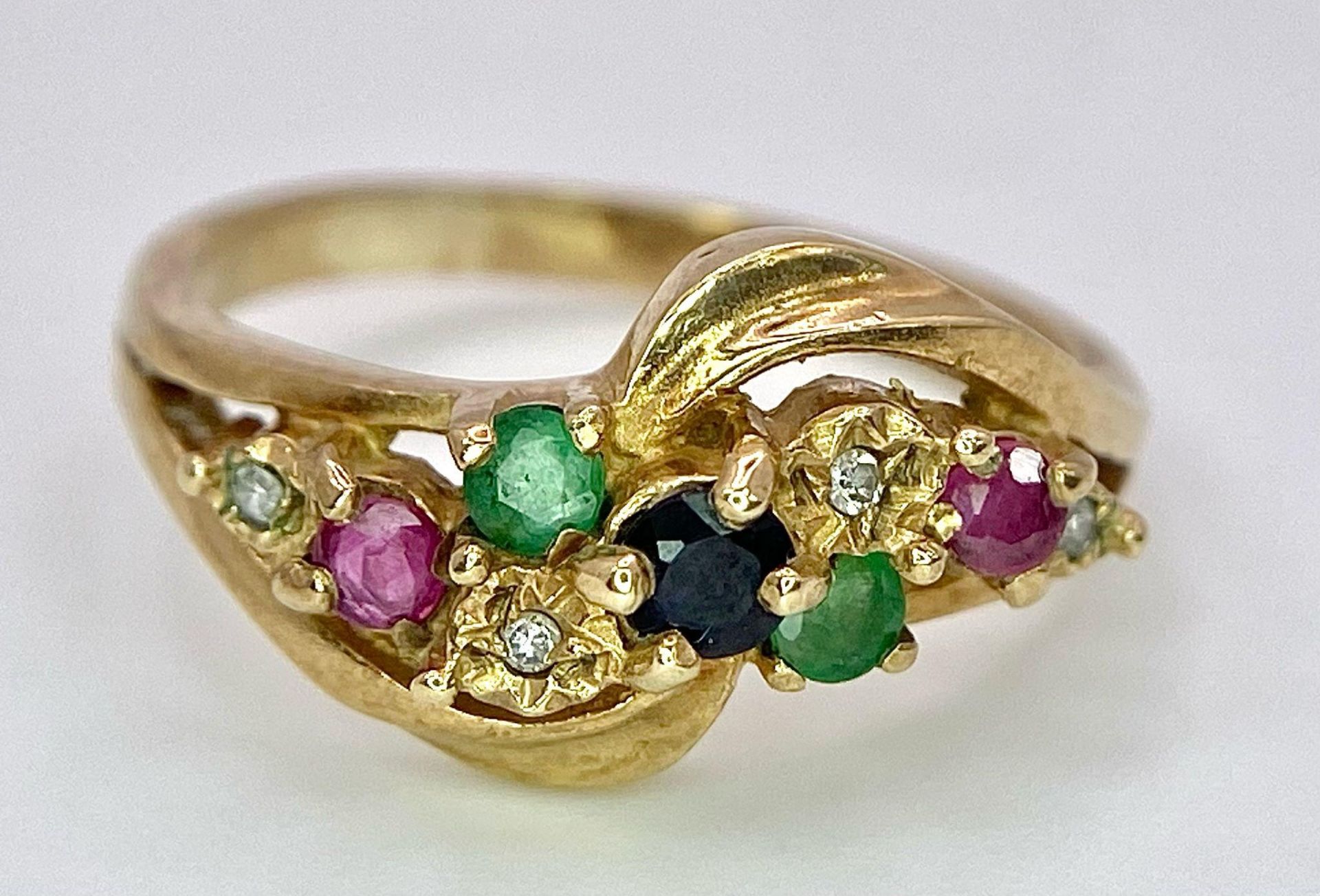 9K YELLOW GOLD MULTISTONE RING - APPROX 0.02CT DIAMOND 0.10CT RUBY 0.08CT EMERALD 0.05CT - Image 3 of 5