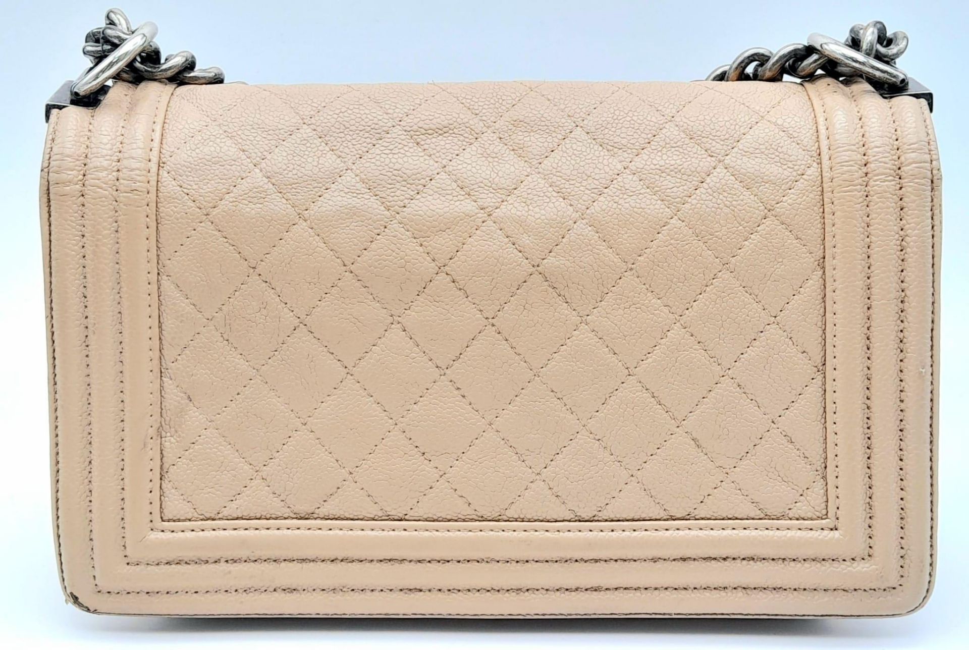 A Chanel Beige Boy Bag. Leather exterior with silver-toned hardware, chain and leather adjustable - Bild 3 aus 8