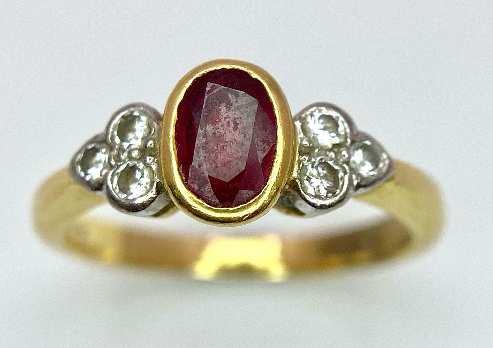 An 18K Yellow Gold Ruby and Diamond Ring. Central oval ruby with six round cut diamond accents. Size - Bild 2 aus 12