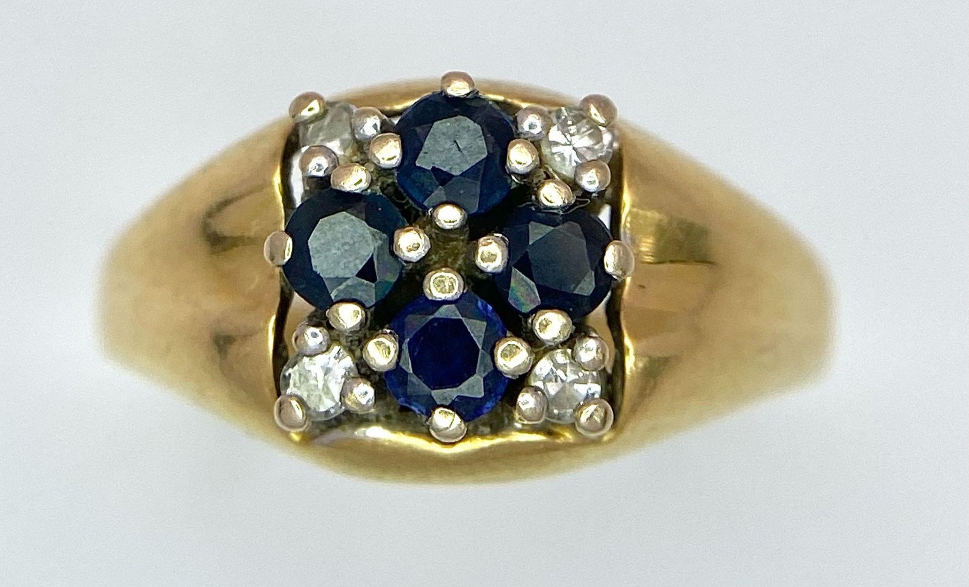 An 18K Yellow Gold Sapphire and Diamond Ring. A cross of four central sapphires with a diamond in - Bild 3 aus 6