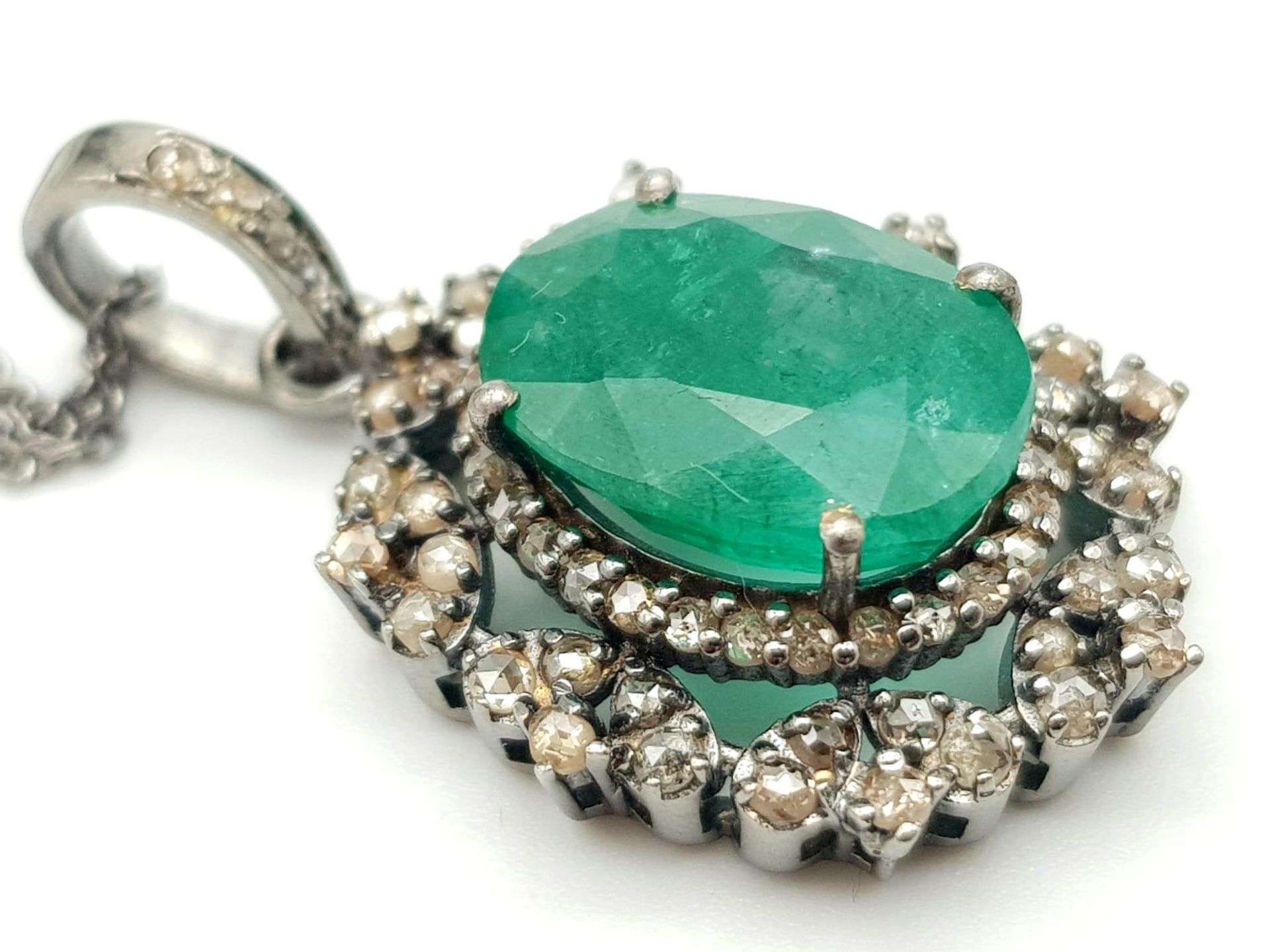 An Emerald Pendant with Diamond Surround on 925 Silver and Silver Chain. 6.90ct emerald, 1.25ctw - Image 7 of 9