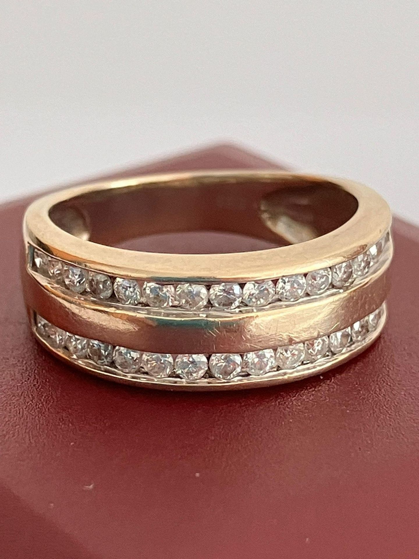 18 carat YELLOW GOLD RING set with 32 DIAMONDS. Full UK hallmark. Presented in jewellers ring box. - Bild 2 aus 3