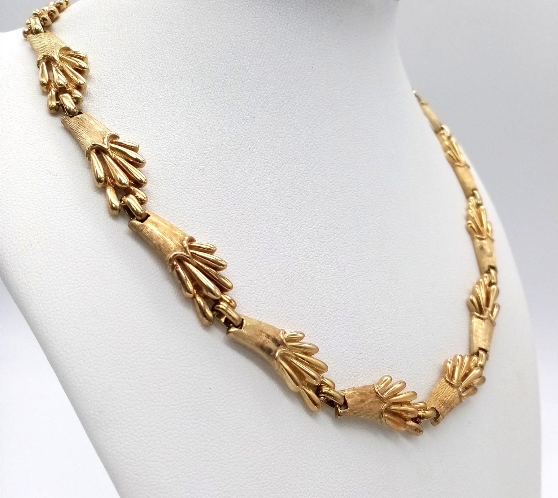A Vintage 18K Yellow Gold Substantial Harvest-Burst Link Necklace. 44cm length. 66.37g weight. - Bild 3 aus 5