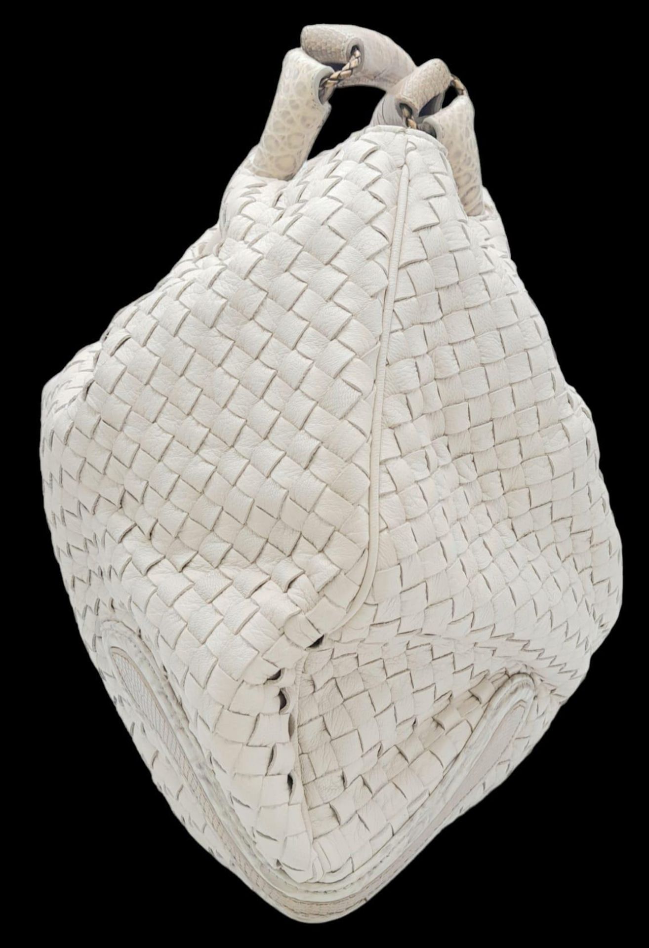 A Bottega Veneta Cream Hobo Bag. Intracciato (woven) leather exterior with reptilian handles and - Bild 2 aus 6