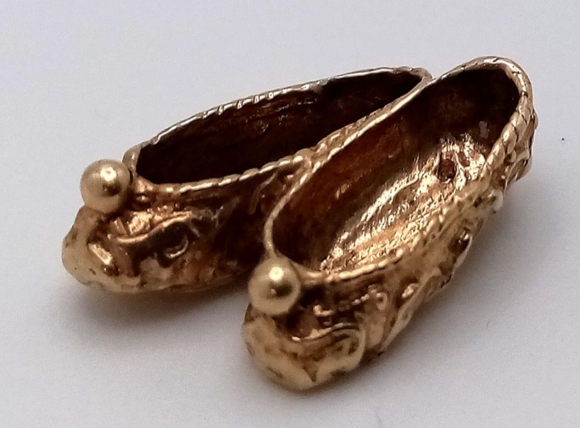 A Pair of 9K Yellow Gold Slippers Pendant/Charm. 22mm. 3.1g weight.