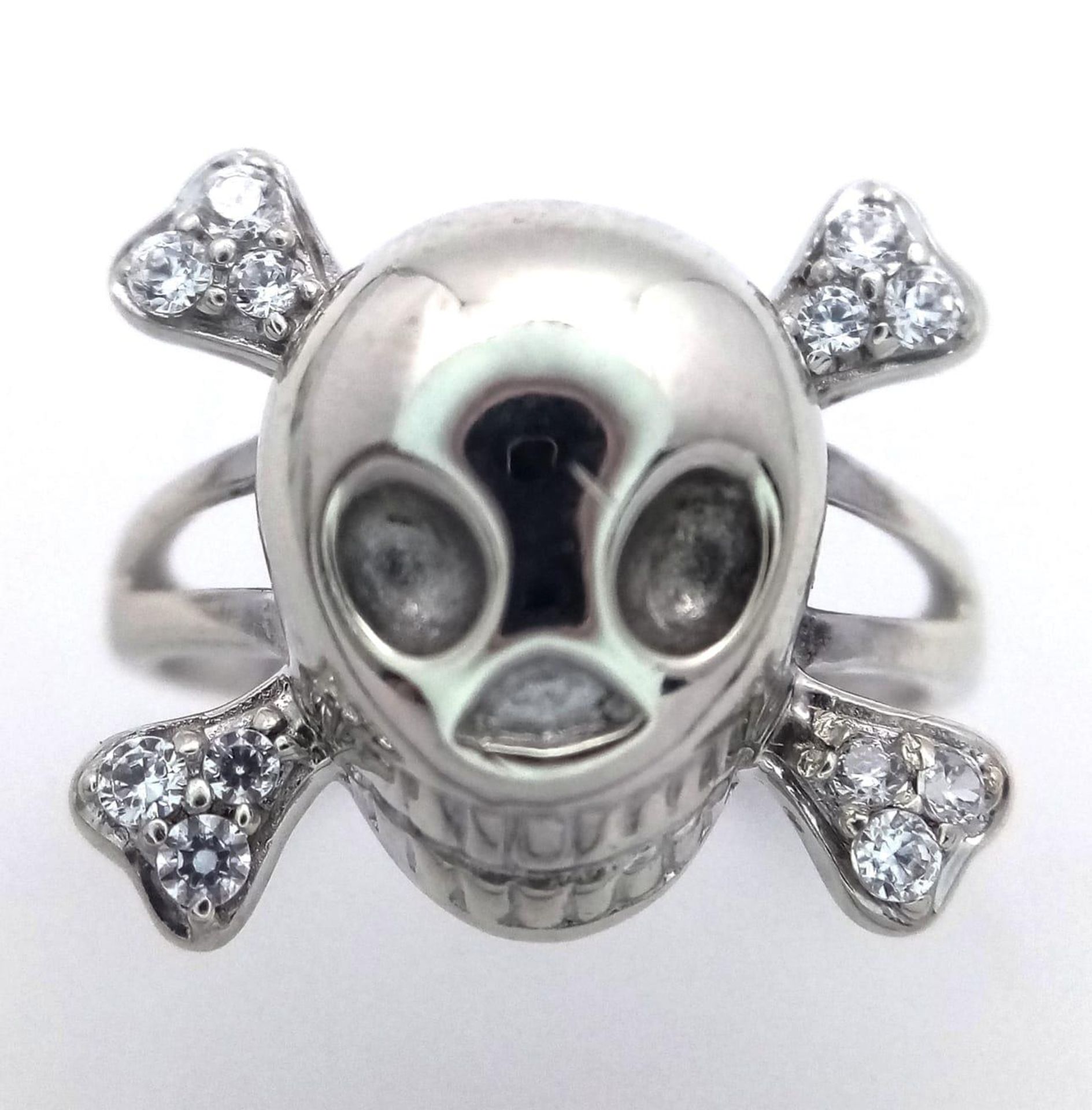 A STERLING SILVER SKULL & CROSSBONES STONE SET RING 4.3G SIZE O ref: 7403 - Image 3 of 5