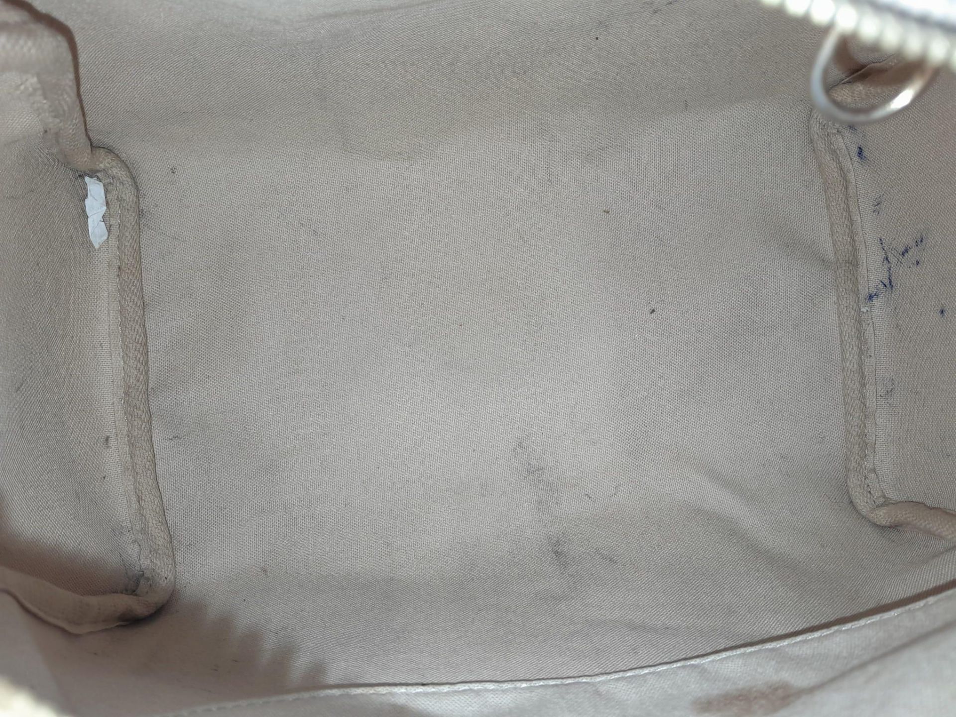 A Louis Vuitton White Canvas Damier Azur Speedy Handbag. Leather exterior, Rolled leather handles, a - Bild 5 aus 7