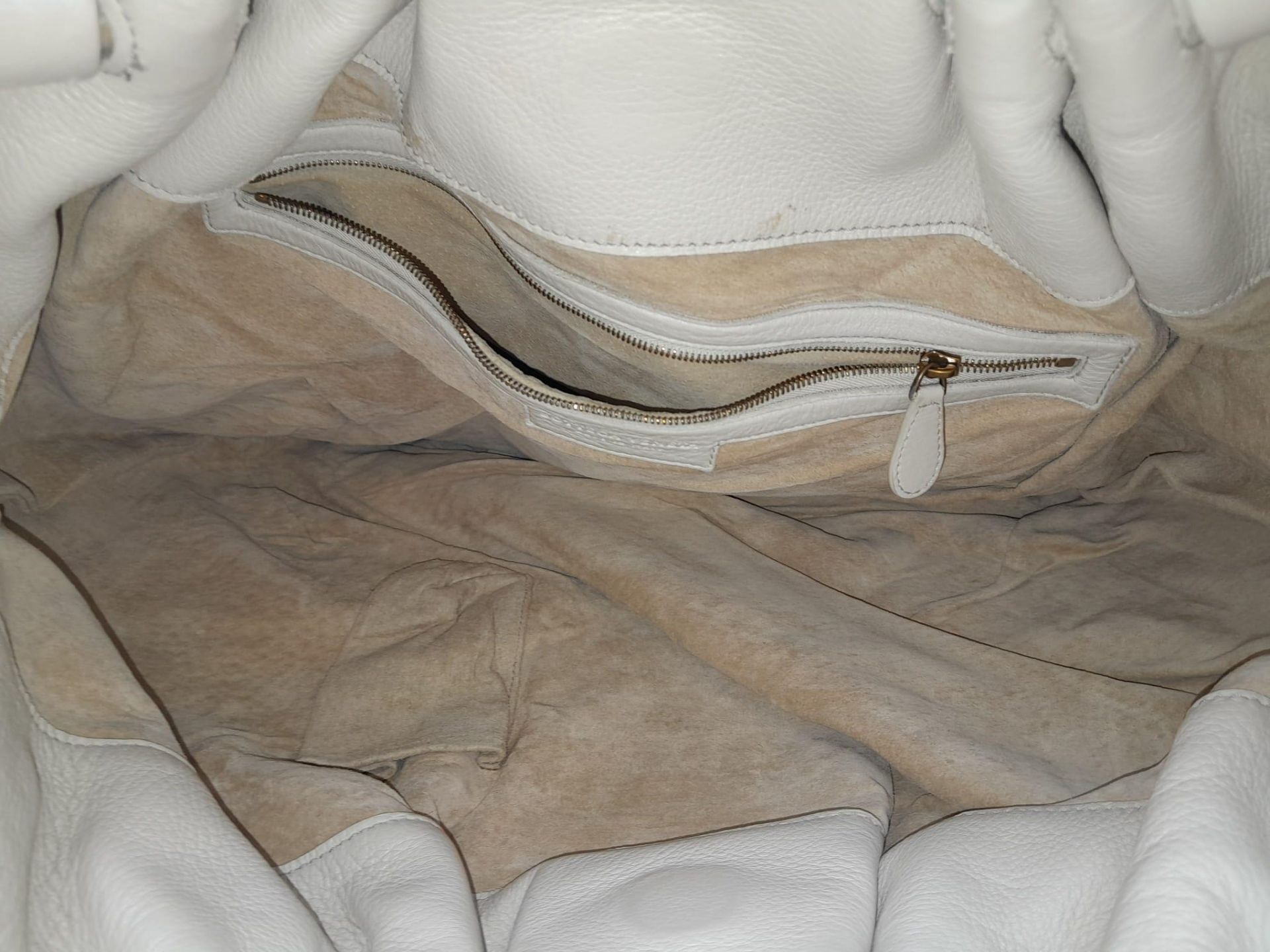 A Bottega Veneta Cream Hobo Bag. Intracciato (woven) leather exterior with reptilian handles and - Bild 5 aus 6