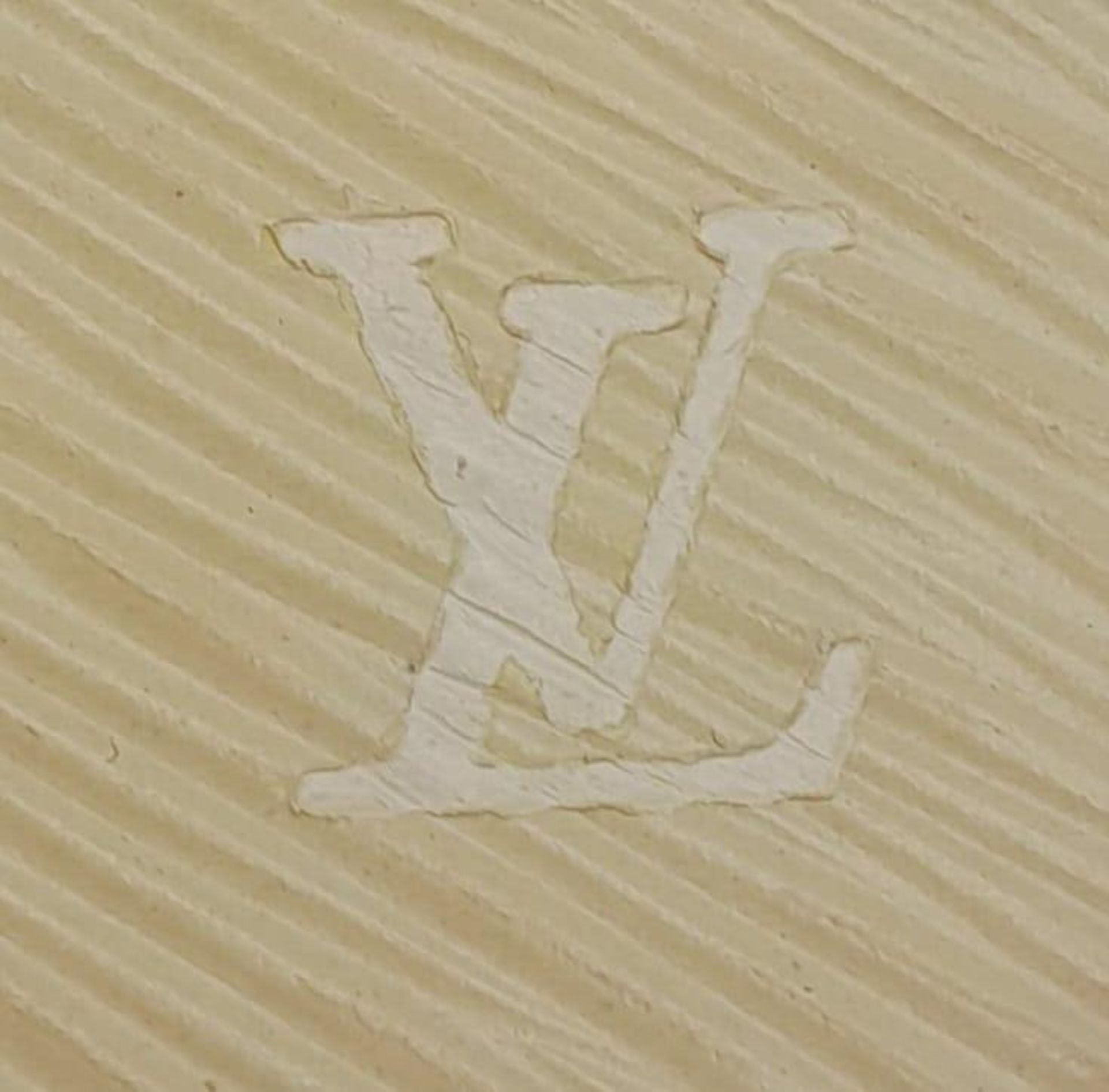 A Louis Vuitton Vanilla Wallet. Epi leather exterior gold-toned hardware and zipped top closure. - Bild 9 aus 9