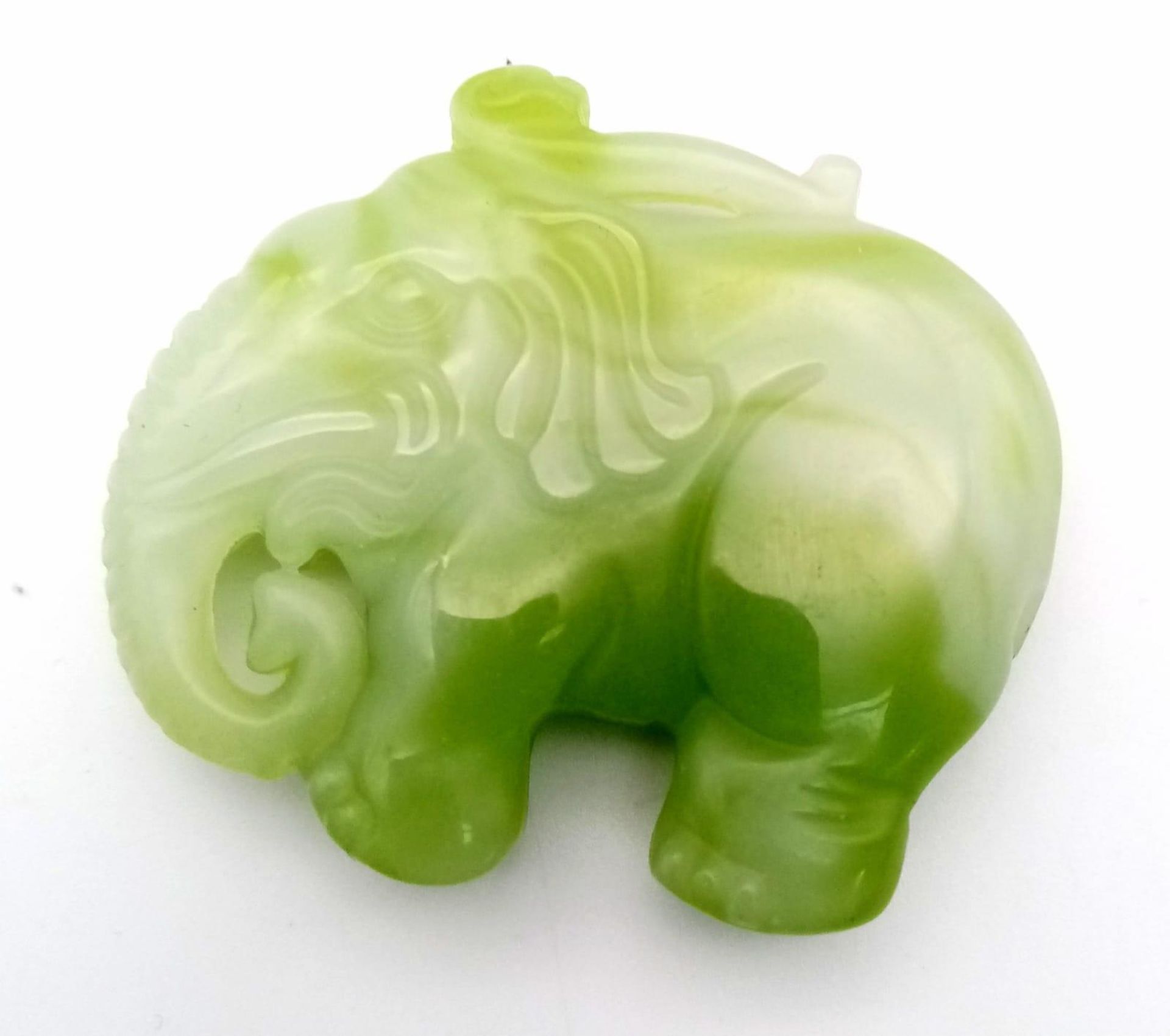 A Chinese Green and White Jade Elephant Pendant. 5 x 4.5cm. - Bild 2 aus 3