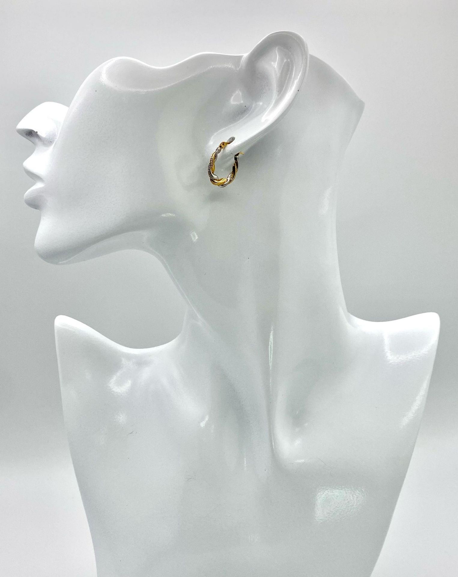 A Pair of 9K Bi-Colour Gold Oval Hoop Twist Earrings. 0.44g weight. - Bild 2 aus 5