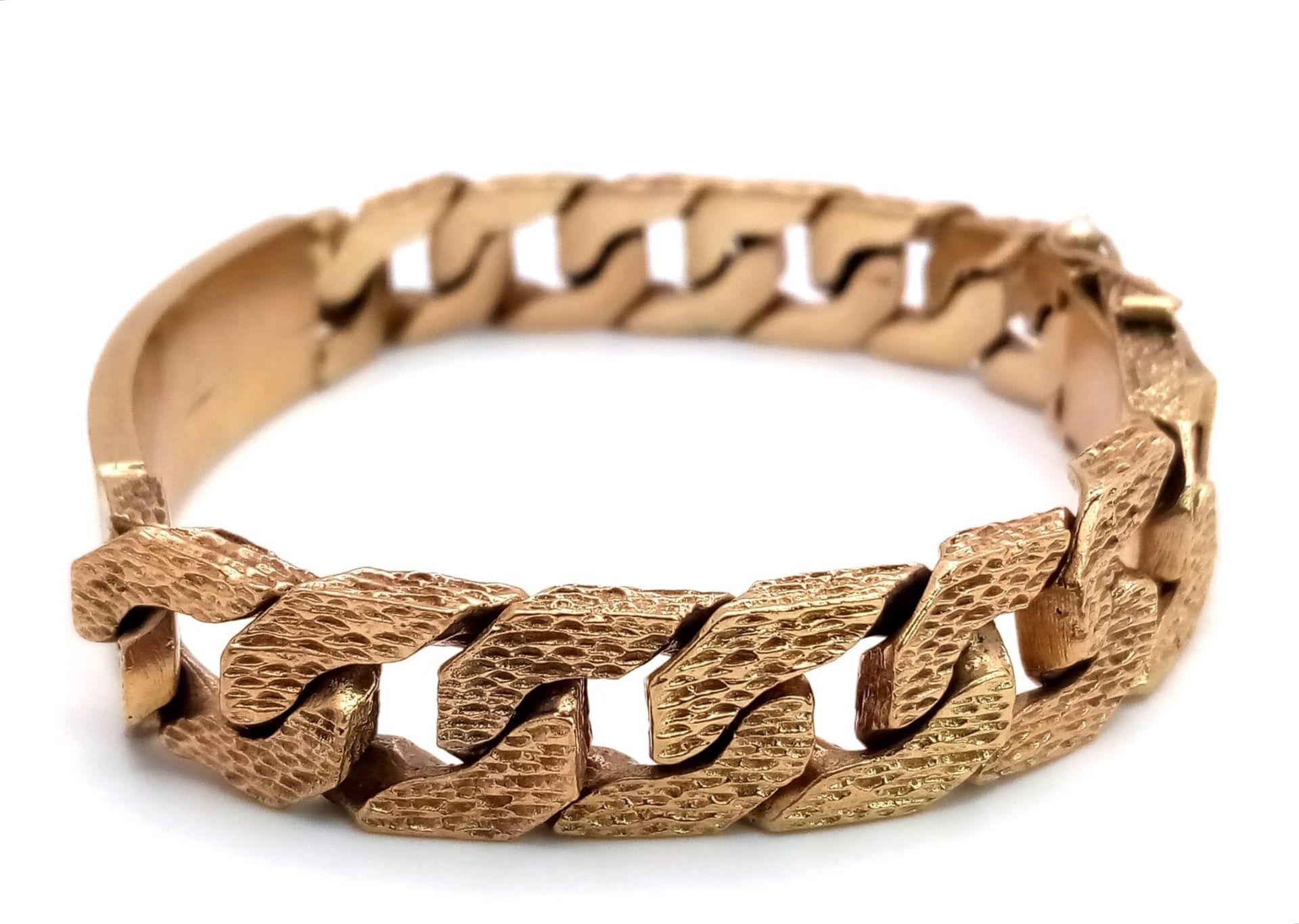 A CHUNKY 9K GOLD I.D. BRACELET WITH BARK EFFECT LINKS AND SAFETY CHAIN . 59.2gms - Bild 3 aus 4