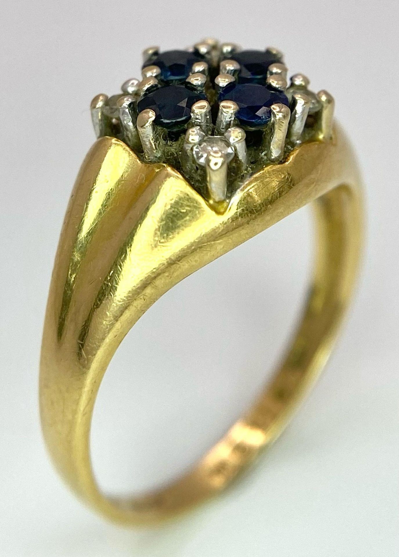 An 18K Yellow Gold Sapphire and Diamond Ring. A cross of four central sapphires with a diamond in - Bild 4 aus 6