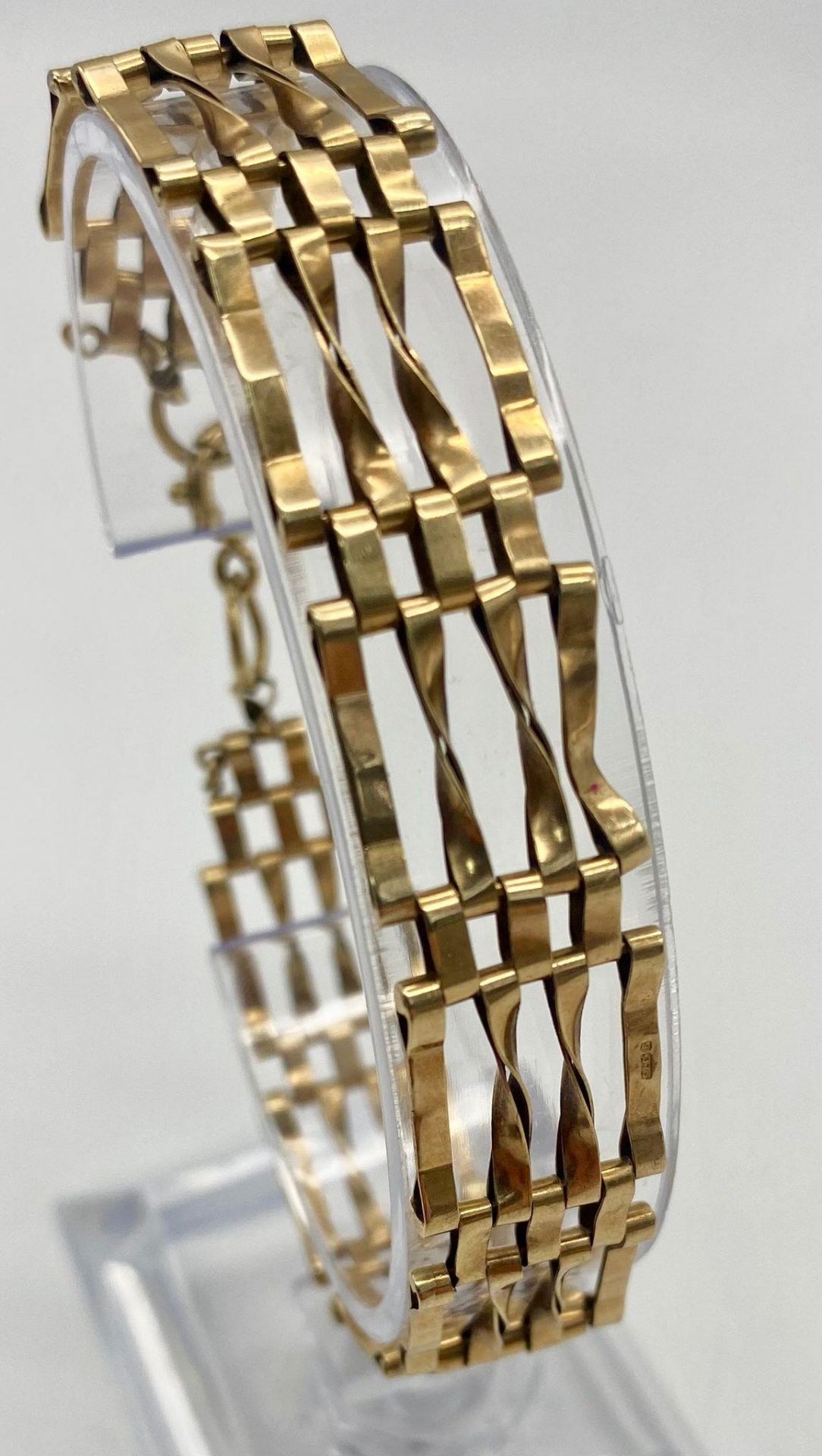 A Vintage 9K Yellow Gold Gate Bracelet. 8.75g weight. 18cm length.