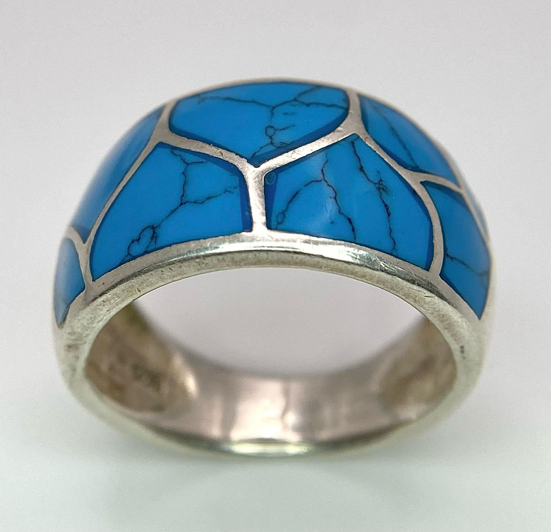 A LARGE STERLING SILVER AND TURQUOISE INLAY BAND RING, WEIGHT 6.4G, SIZE P ,REF SC 4127
