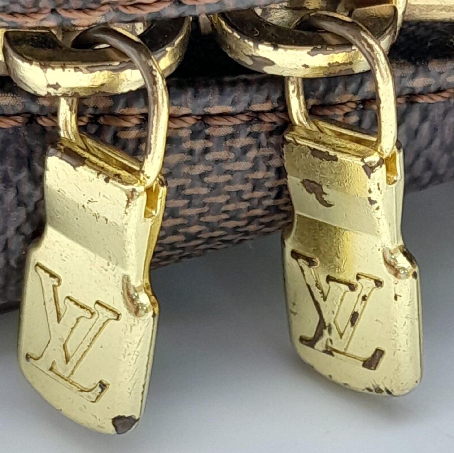 A Louis Vuitton Damier Ebene 'Ipanema' Crossbody Bag. Leather exterior with gold-toned hardware, - Bild 8 aus 8