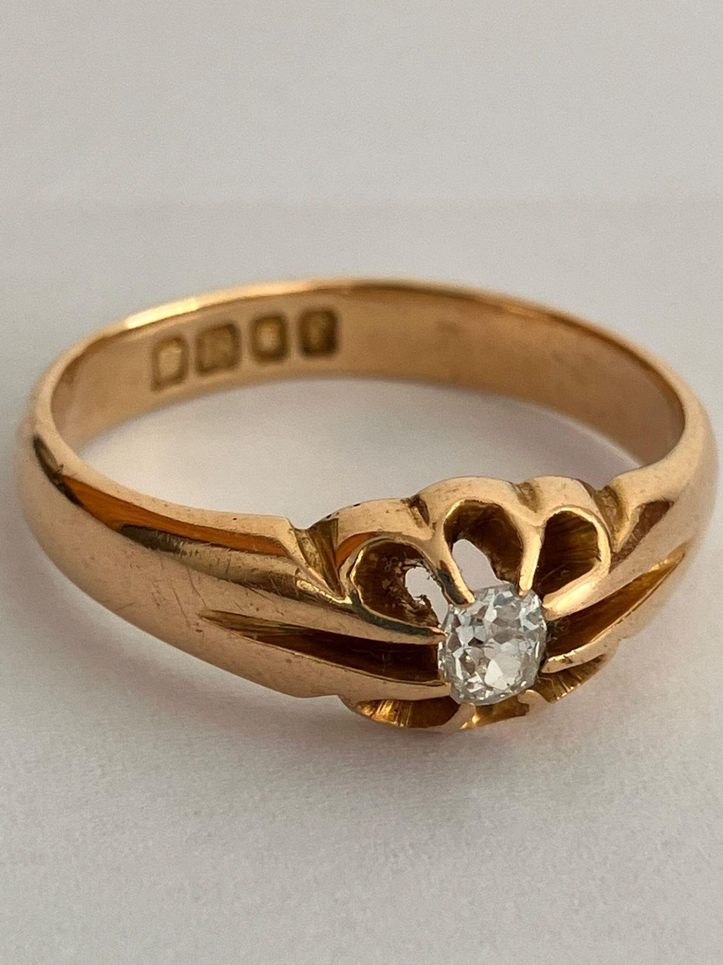 Antique 18 carat GOLD, DIAMOND SOLITAIRE GYPSY/ PINKIE RING. Having a clear white beautifully cut - Bild 2 aus 3