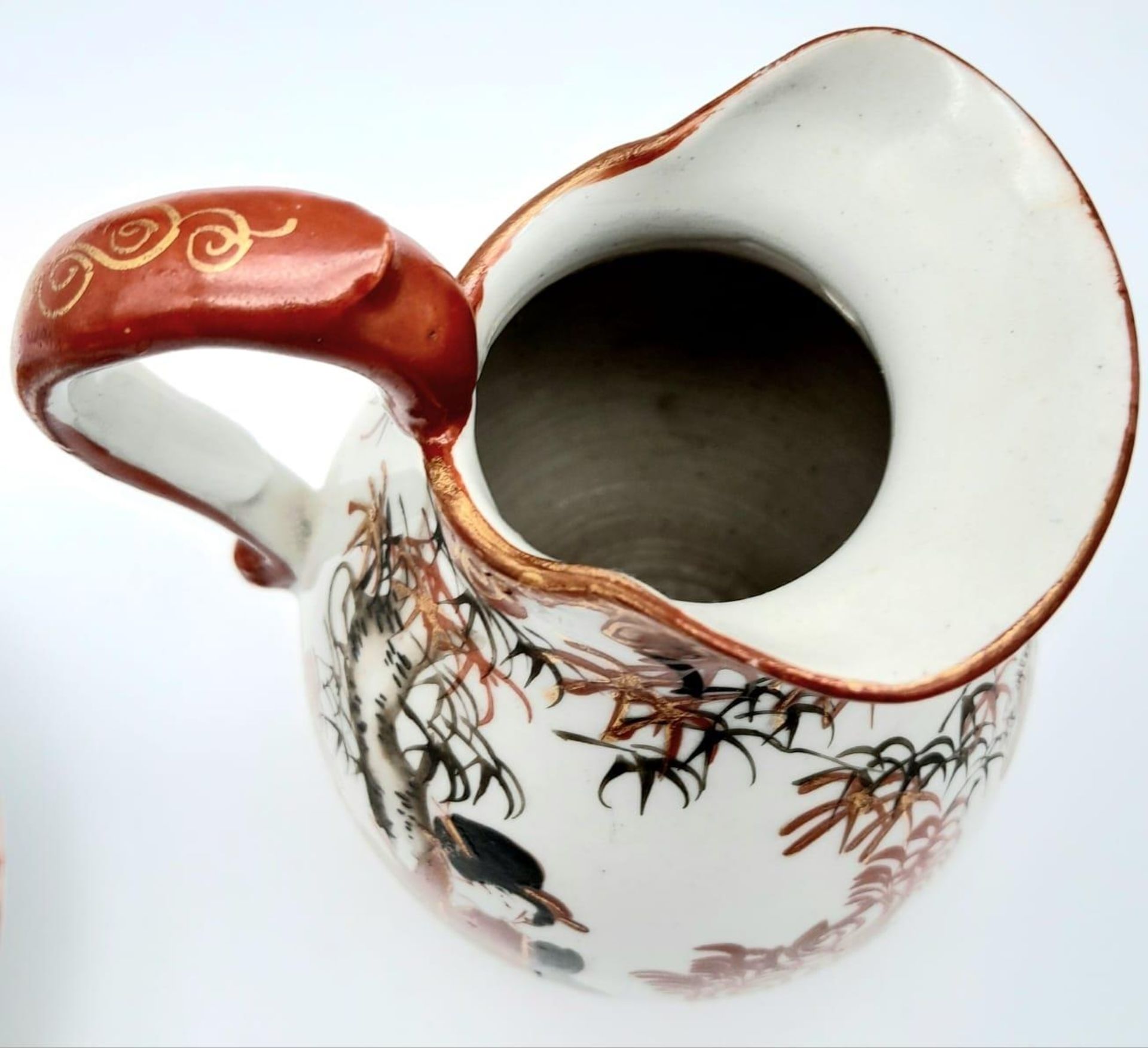 A SMALL JAPANESE WATER JUG AND SAUCER FROM LATE 19TH CENTURY . 13cms TALL - Image 7 of 9