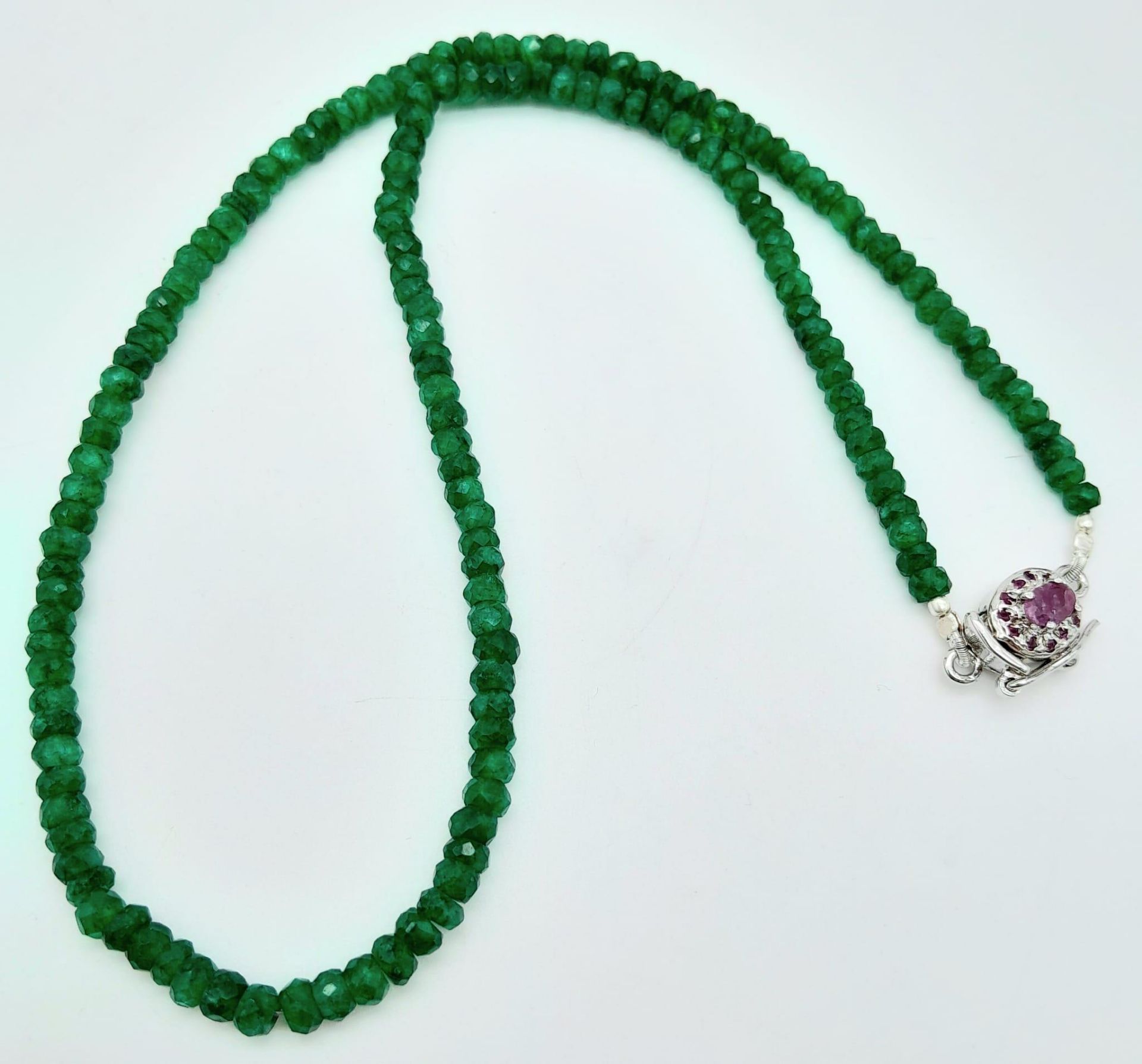 A 70ctw Emerald Necklace with a Ruby and 925 Silver Clasp. 46.5cm length, 17g total weight. Ref: - Image 3 of 5