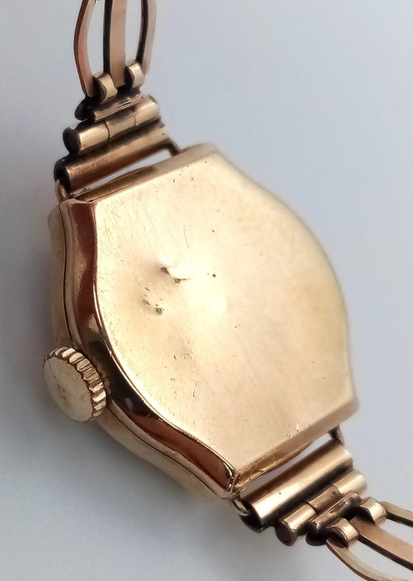 A Vintage 9K Gold Avia Ladies Watch. Yellow metal bracelet. 9K gold case - 21mm. 15.4g total weight. - Image 5 of 6