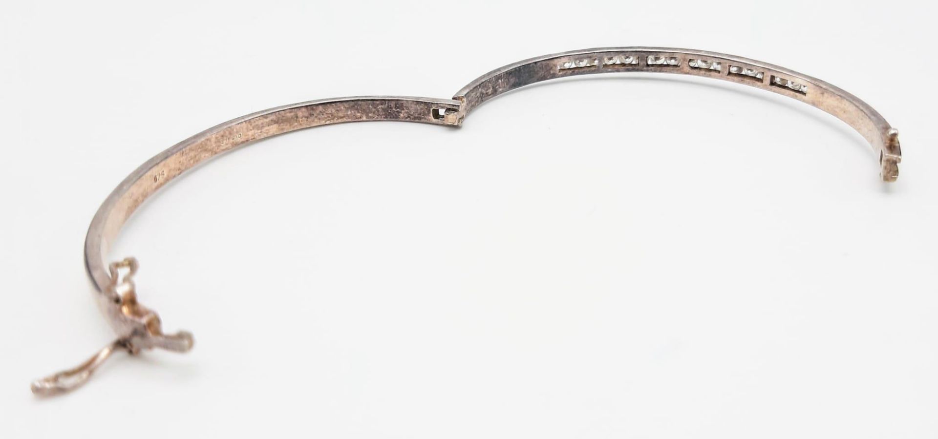 A vintage 925 silver stone set click-on bangle. Total weight 12.6G. Diameter 6.5cm. - Bild 3 aus 4