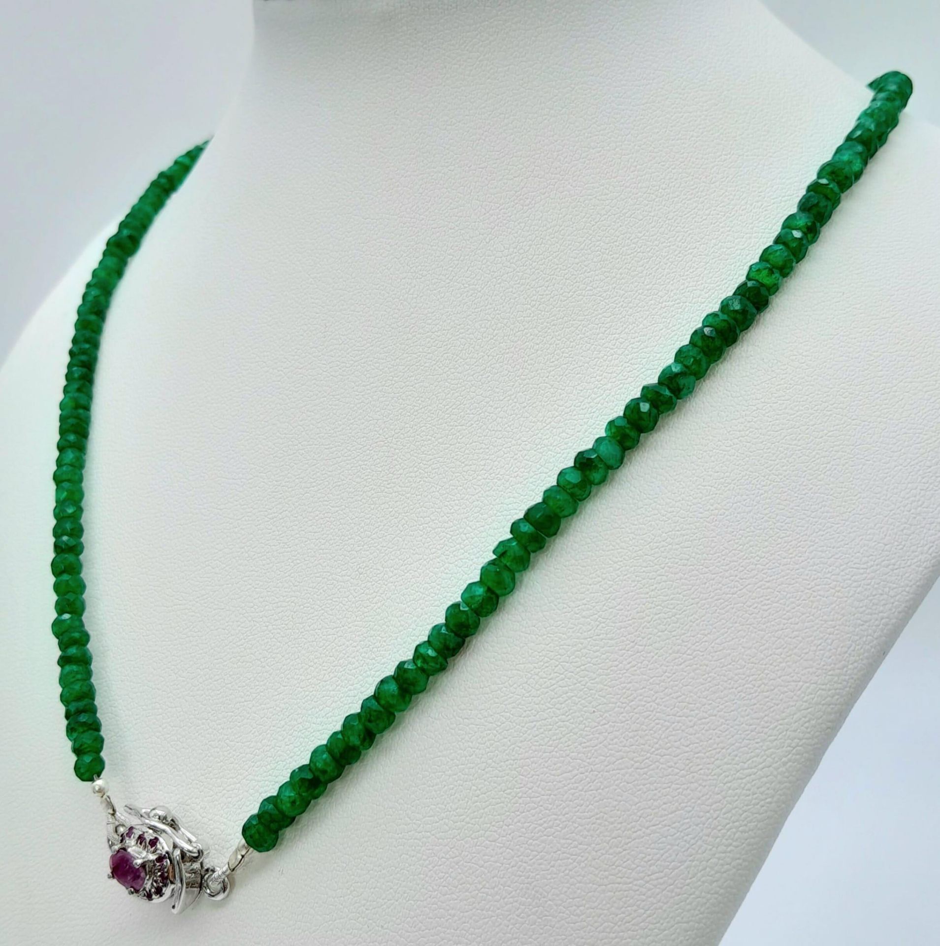 A 70ctw Emerald Necklace with a Ruby and 925 Silver Clasp. 46.5cm length, 17g total weight. Ref: - Image 2 of 5