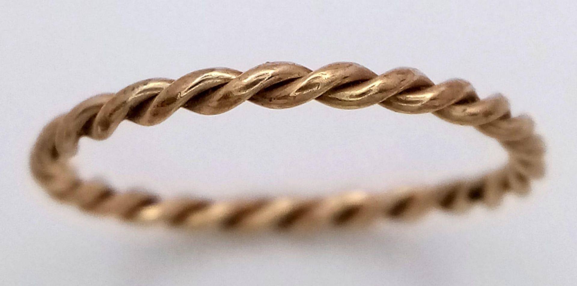 A 9K Yellow Gold Twist Band Ring. Size J 1/2. 0.7g - Image 2 of 5