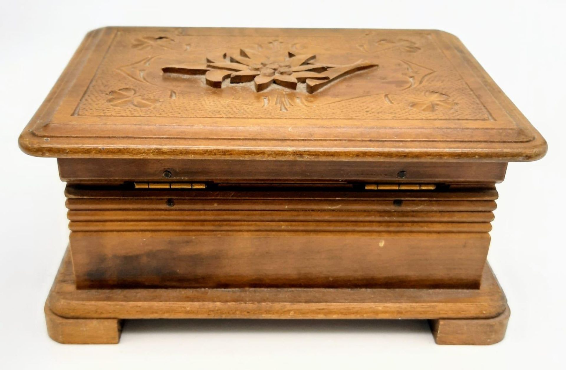 A Vintage Musical Decorative Wooden Trinket Box. Winder on base. In working order. 14cm x 10cm. - Image 4 of 6