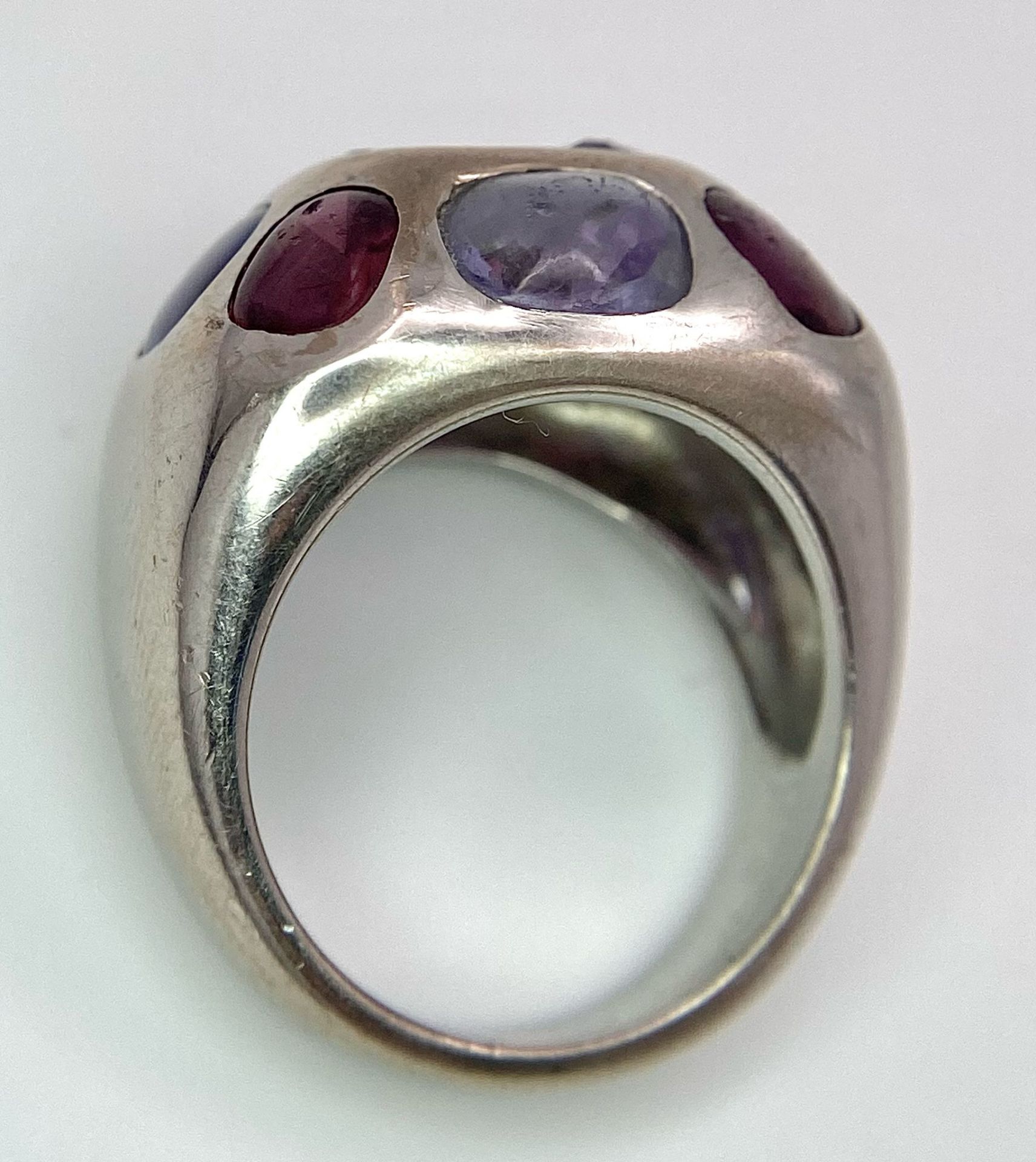 A Chanel Designer 18K White Gold and Amethyst and Garnet Ring. Rectangular cut central amethyst with - Image 10 of 13