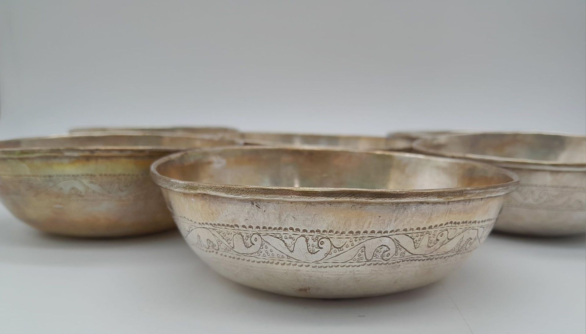 A SET OF 6 800 SILVER ISLAMIC CEREMONIAL DISHES . 12cms DIAMETER 498gms - Image 2 of 4