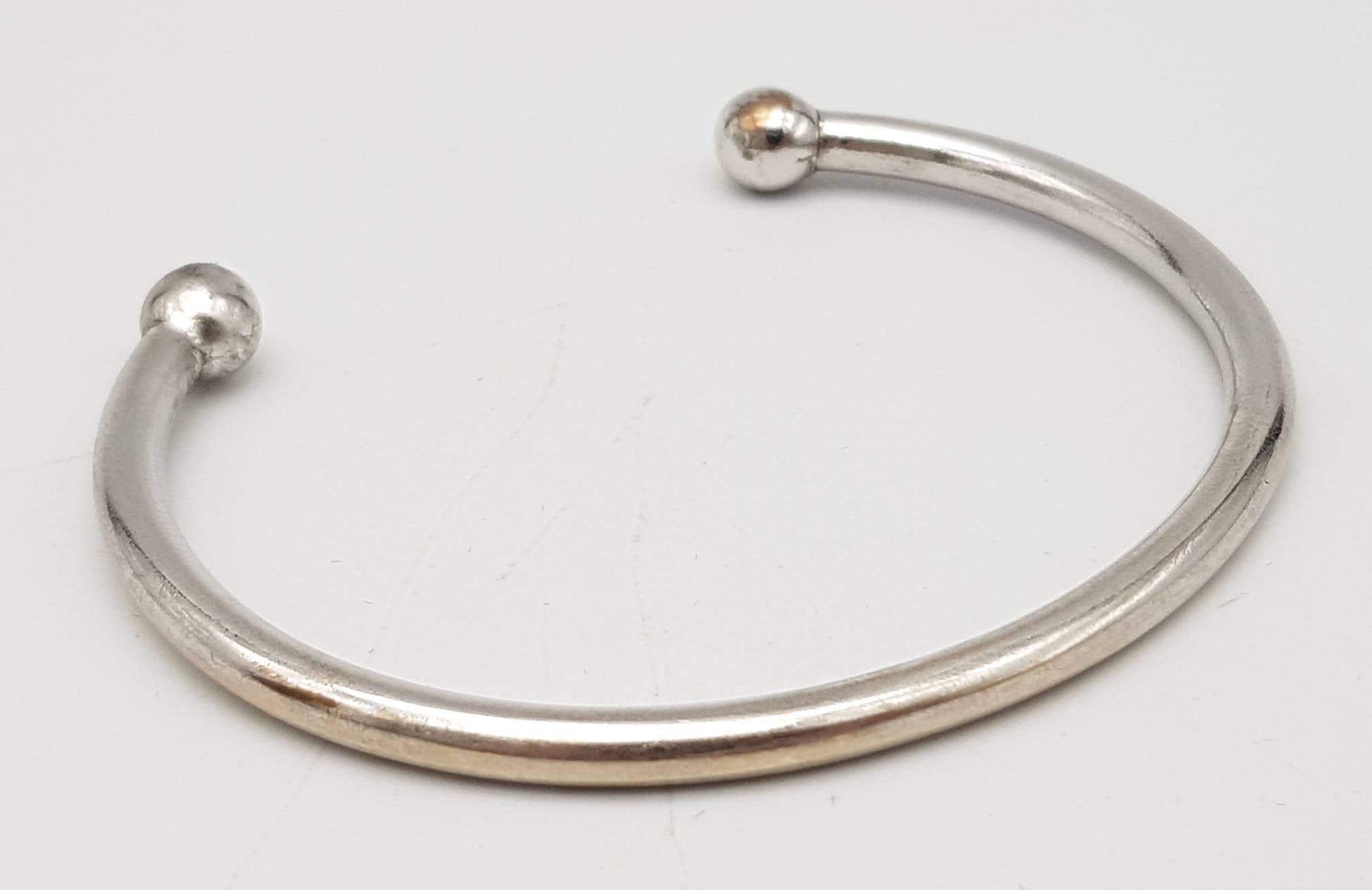 A 9K WHITE GOLD TORQUE BANGLE 21.6G SC 4001