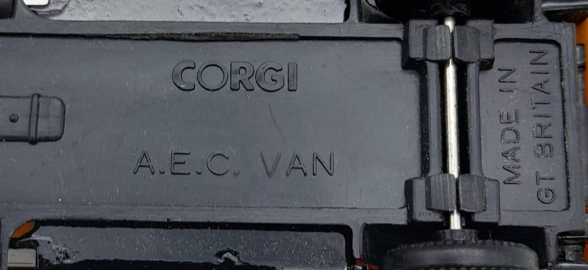 3 "CORGI" DIE CAST VEHICLES , A MORRIS TRUCK , A.E.C. VAN PLUS A FORD VAN ALL IN GOOD CONDITION. - Bild 6 aus 8
