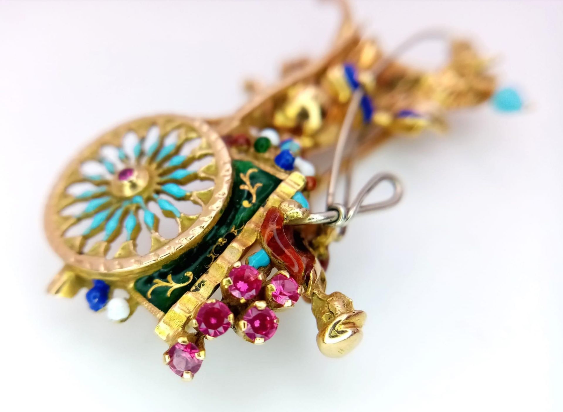 A Vintage 18K Yellow Gold Gemstone and Enamel Horse with Carriage Brooch. Incredible detail with - Image 4 of 8