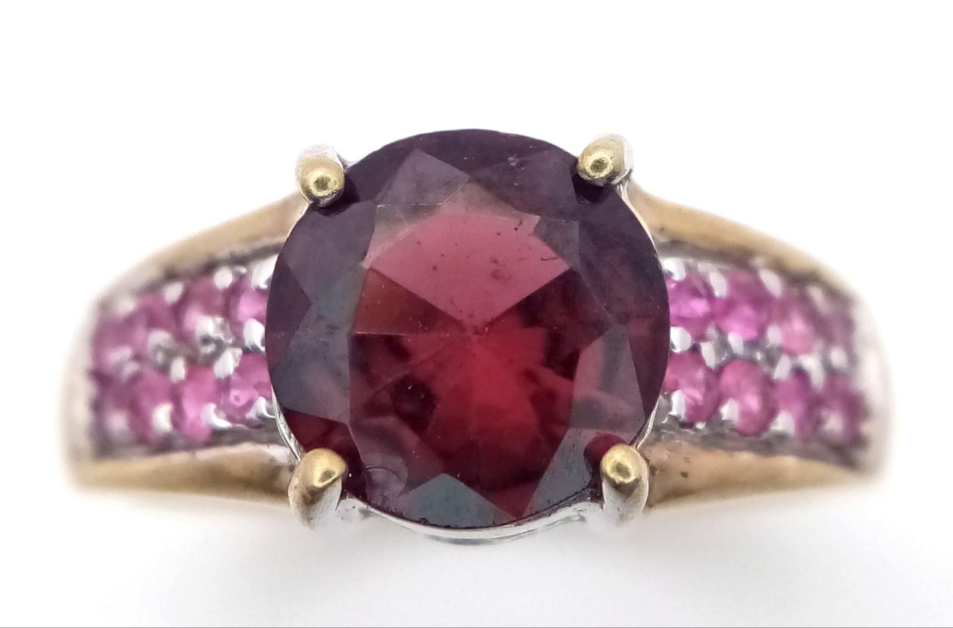 A 9K Yellow Gold Garnet and Ruby Ring. Central garnet with ruby accents. Size K. 3.05g total weight. - Bild 2 aus 5
