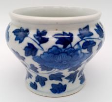 AN 18TH CENTURY BLUE AND WHITE PORCELAIN SMALL POT WITH A 2mm CRACK ON THE BOTTOM . 8cms AT RIM