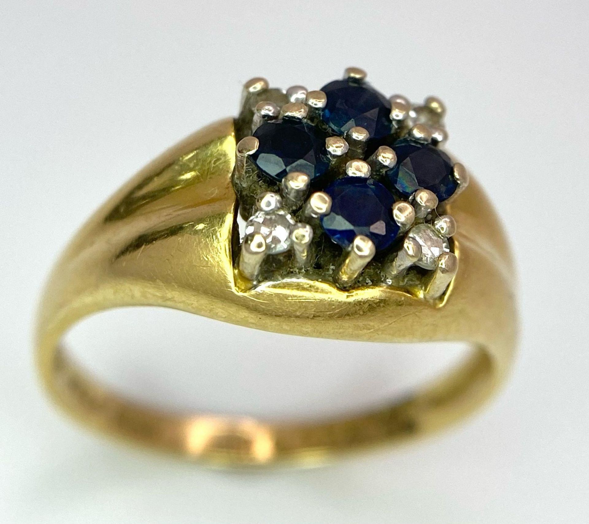 An 18K Yellow Gold Sapphire and Diamond Ring. A cross of four central sapphires with a diamond in - Bild 2 aus 6