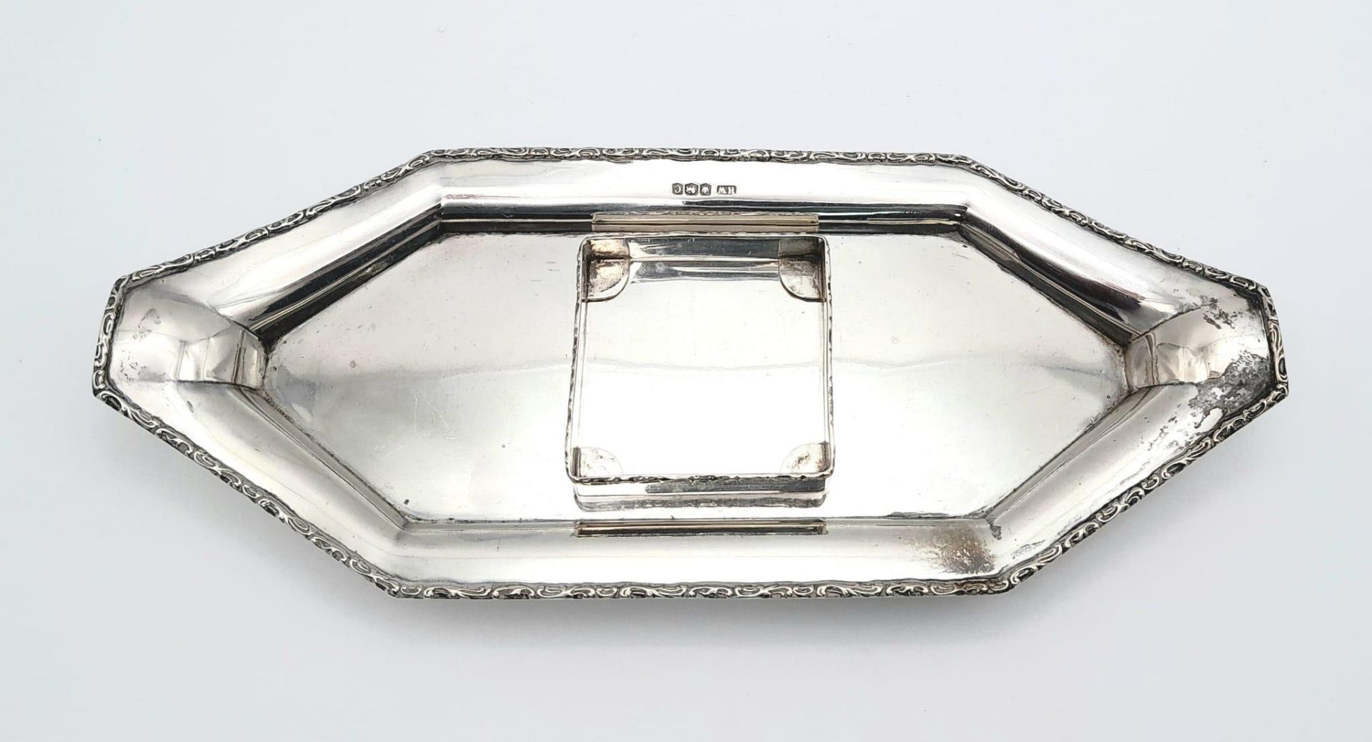 An antique sterling silver inkwell in boat shape (2 screws missing). Full hallmarks Sheffield, 1920. - Image 3 of 5