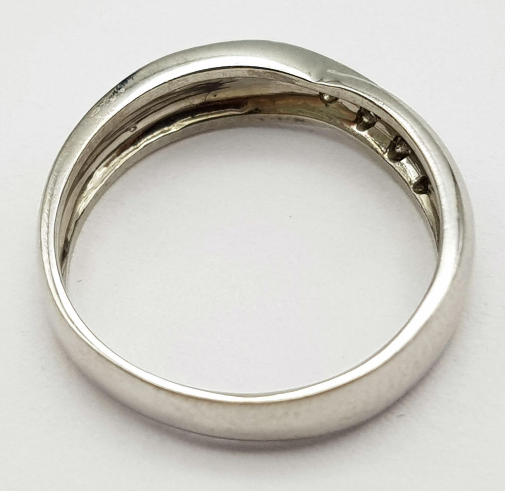 A 9K white Gold (tested) Diamond Twist Ring. 0.05ct diamond. Size K. 2.4g total weight. - Bild 4 aus 5