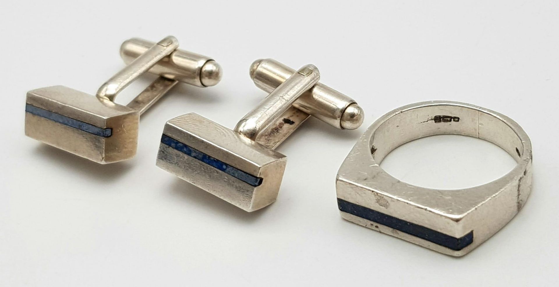 A Silver Ring and Cufflinks with Inlaid Lapis Decoration. Ring -size N. 23g total weight. - Bild 3 aus 6