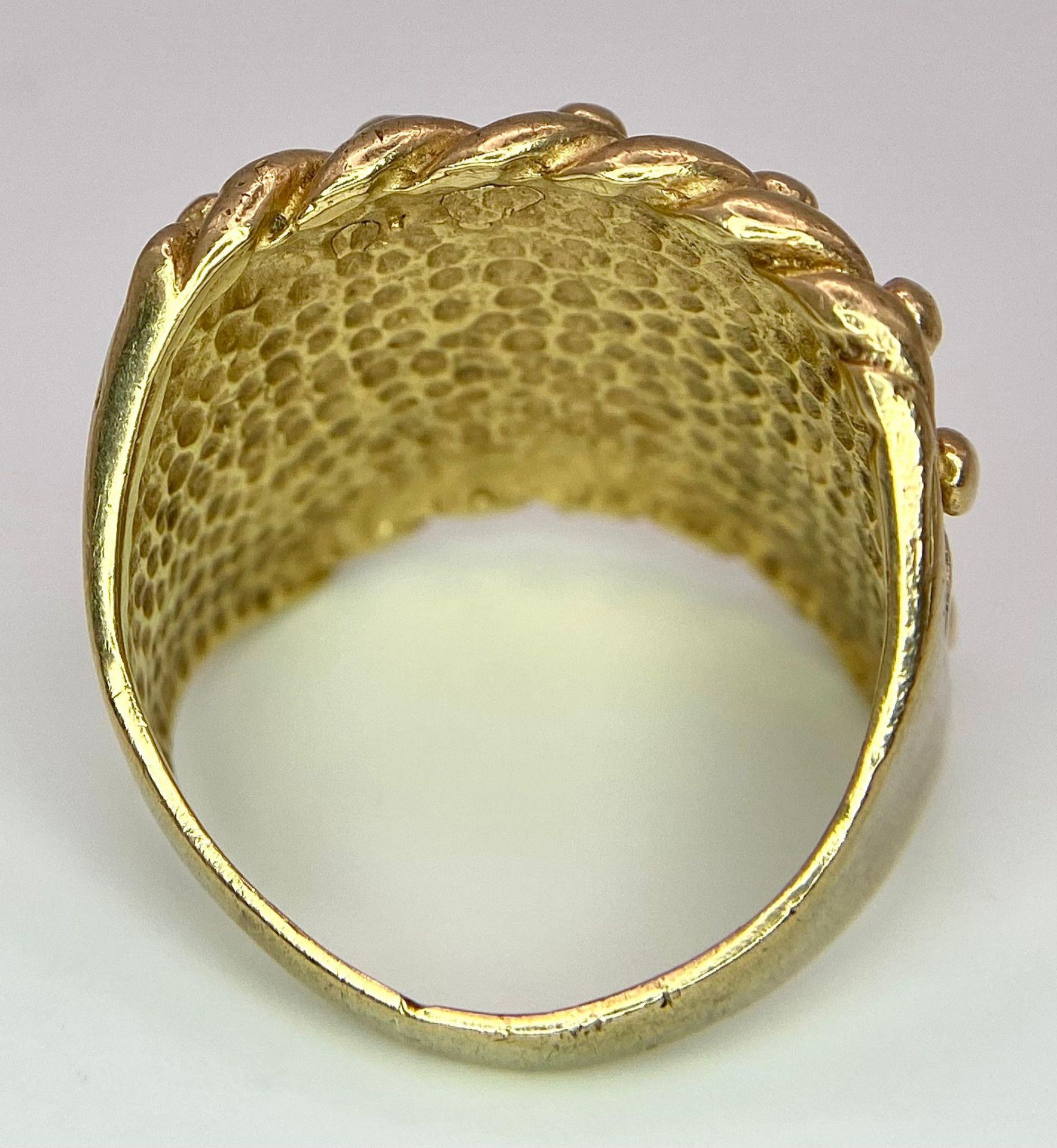A LARGE AND HEAVY 9K YELLOW GOLD SHOT/KEEPER RING, WEIGHT 13G AND SIZE T - Image 4 of 6