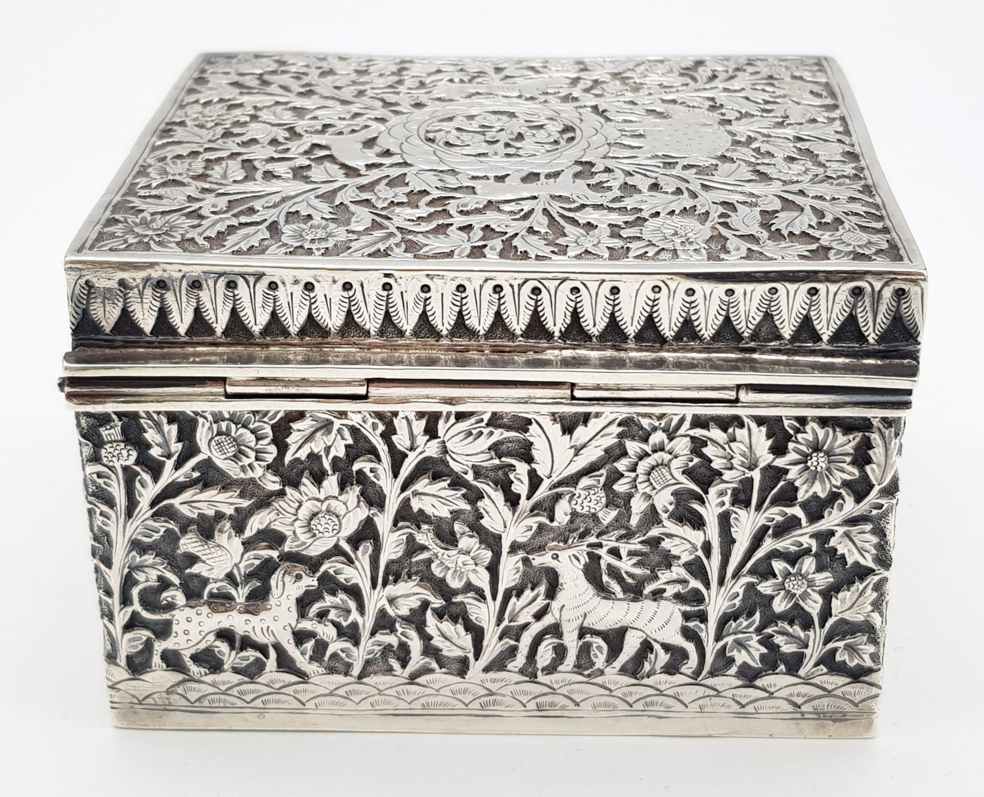 A SOLID SILVER HINGED TRINKET BOX HAND ENGRAVED WITH AN AFRICAN THEME, IN VERY GOOD CONDITION AND - Bild 11 aus 15